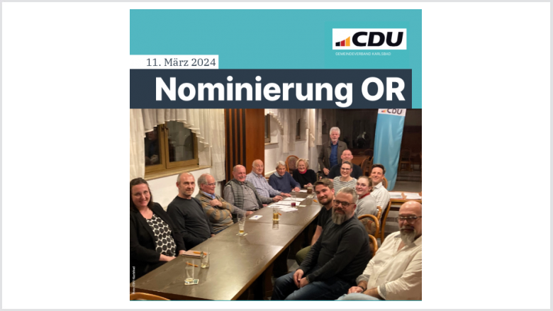 Wahlleiter, Lothar Hillenbrand (stehend) gibt die Ergebnisse bekannt.
