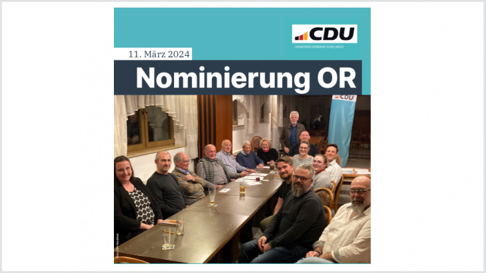 Wahlleiter, Lothar Hillenbrand (stehend) gibt die Ergebnisse bekannt.